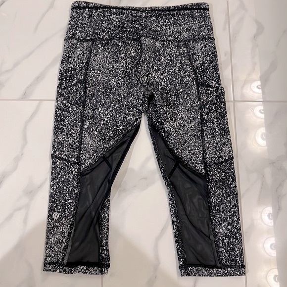 Lululemon Athletica Outrun 17" Crop Splatter White Black / Black Women’s Size 6 - Picture 6 of 15
